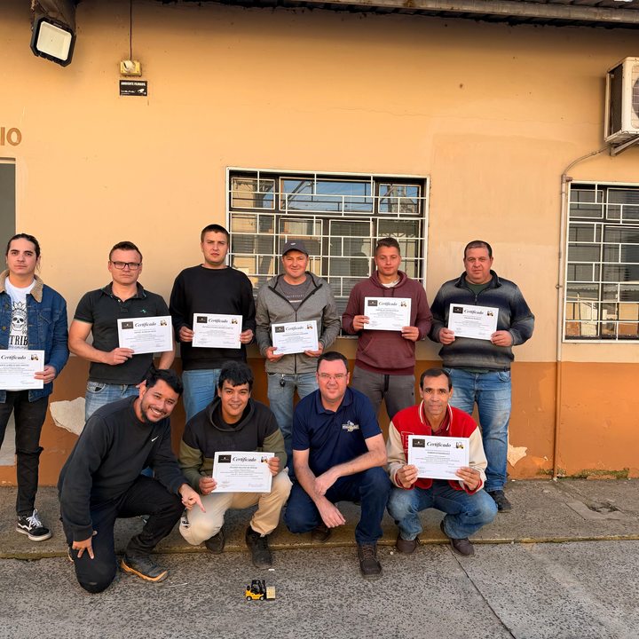 Turma de 10 profissionais com certificados de conclusão