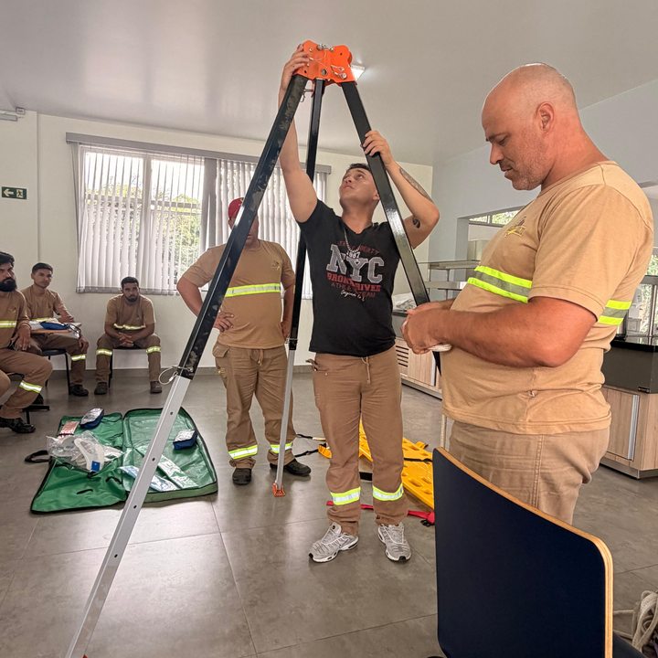 Montagem de tripé de resgate em treinamento de altura