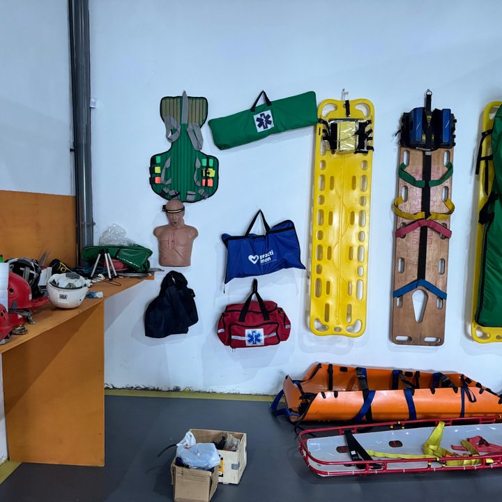 Painel de equipamentos de resgate — macas, capacetes e kits