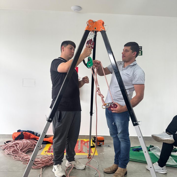 Dois técnicos montando tripé de resgate